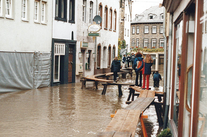 Hochwasser mit Laufstegen für Fußgänger
