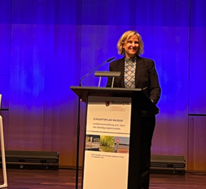 Klimaschutzministerin Katrin Eder spricht zum Zukunftsplan Wasser