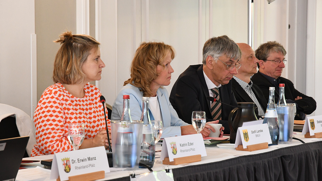 Katrin Eder und Steffi Lemke auf der Umweltministerkonferenz