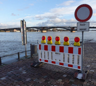 Symbolbild Absperrung wegen Hochwasser