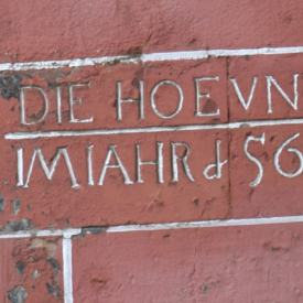 Eine Abbildung einer historischen Hochwassermarke auf einer Wand