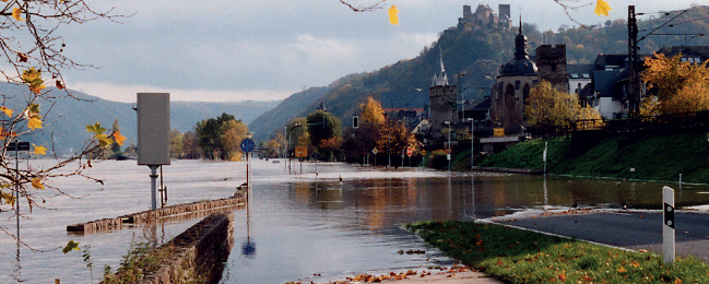 Hochwasserszene am Mittelrhein